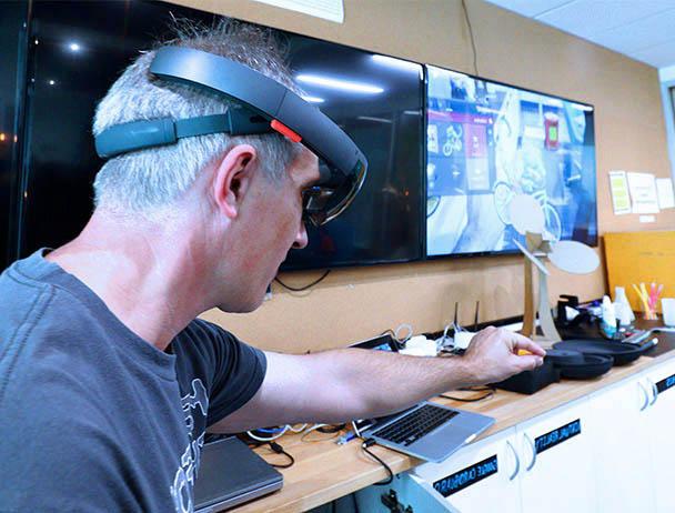 Viasat工程师在实验室测试虚拟设备